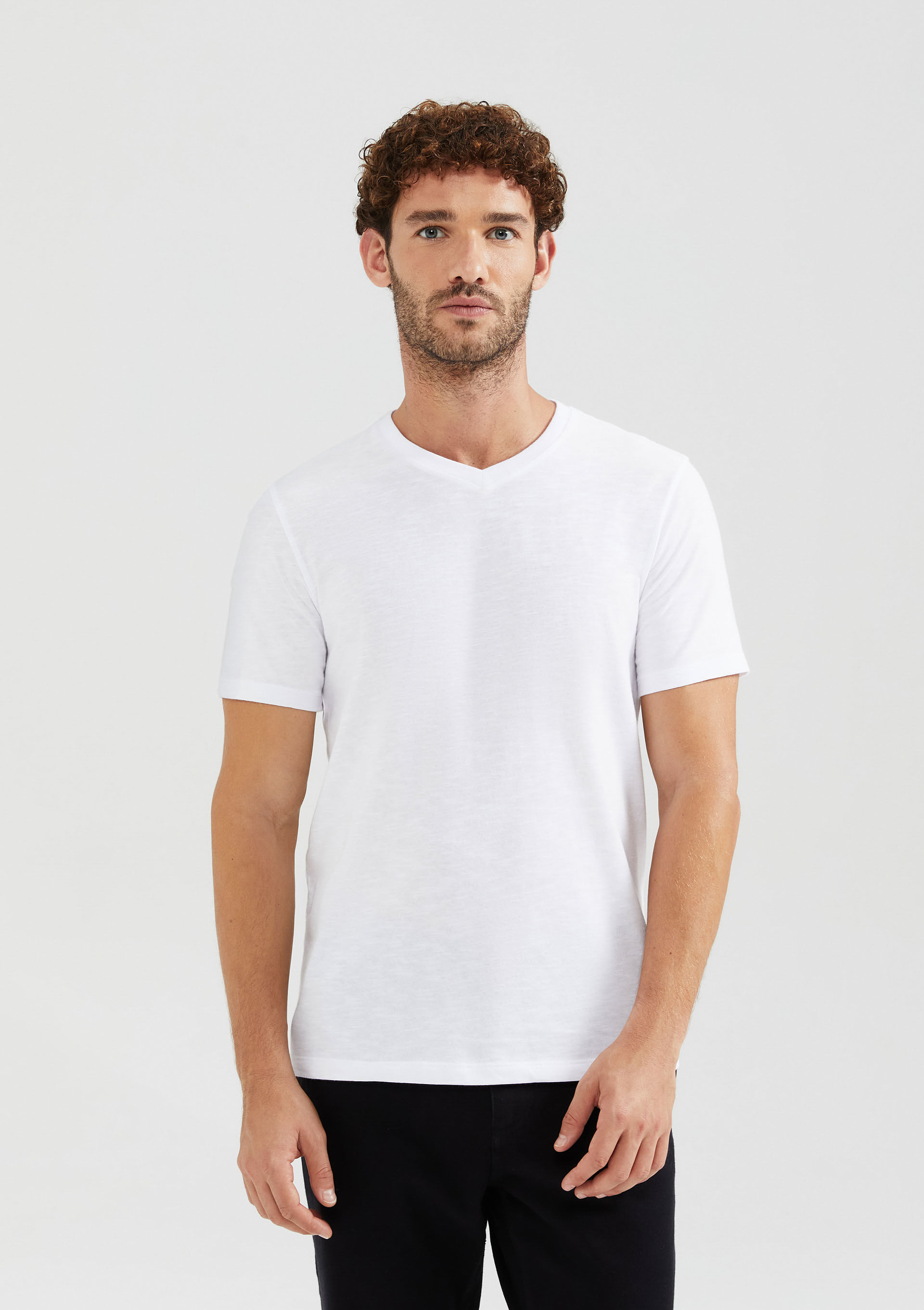 Camiseta Básica Masculina Slim Gola V Em Malha Flamê