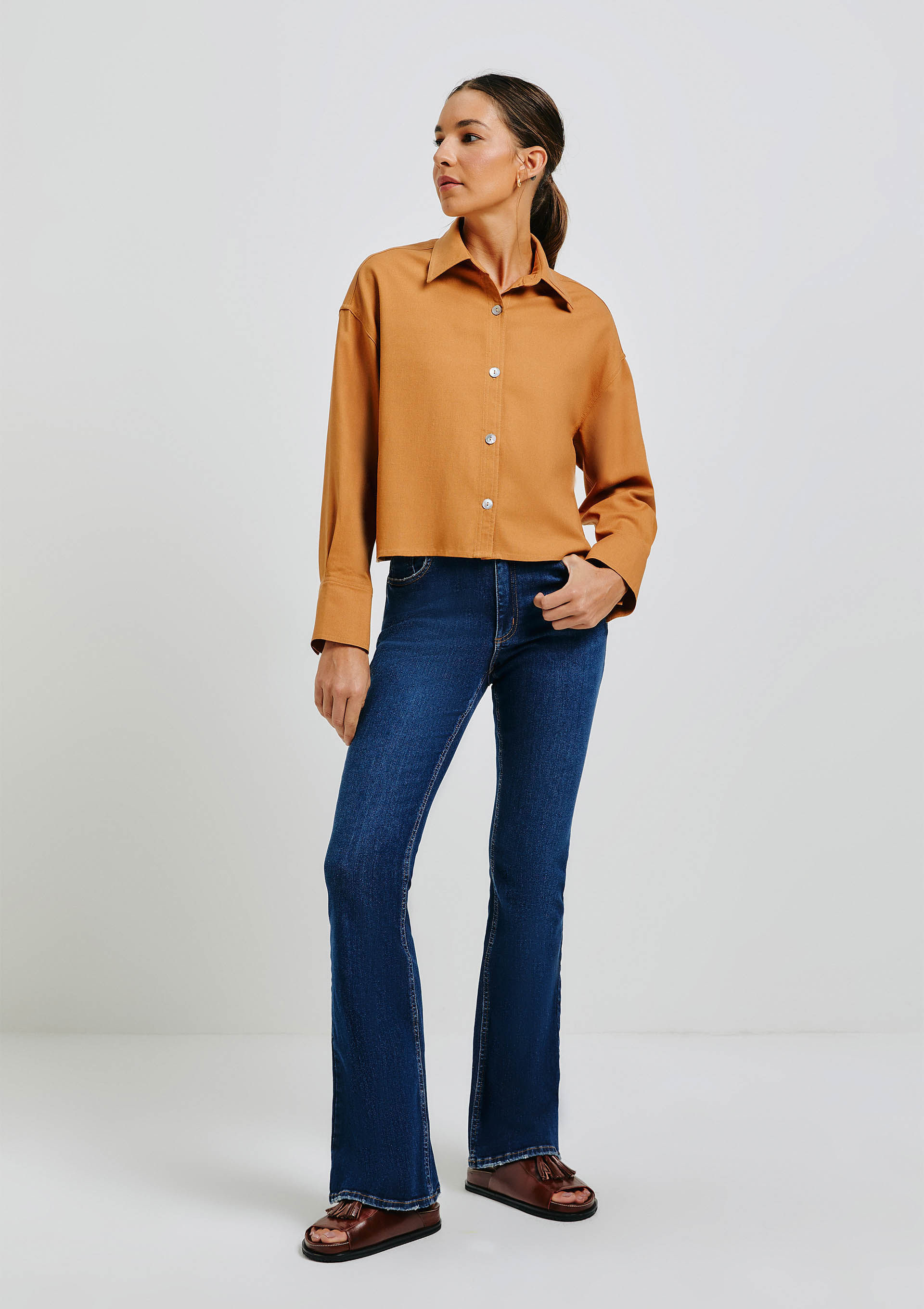Calça Jeans Básica Feminina Flare Cintura Média Com Elastano