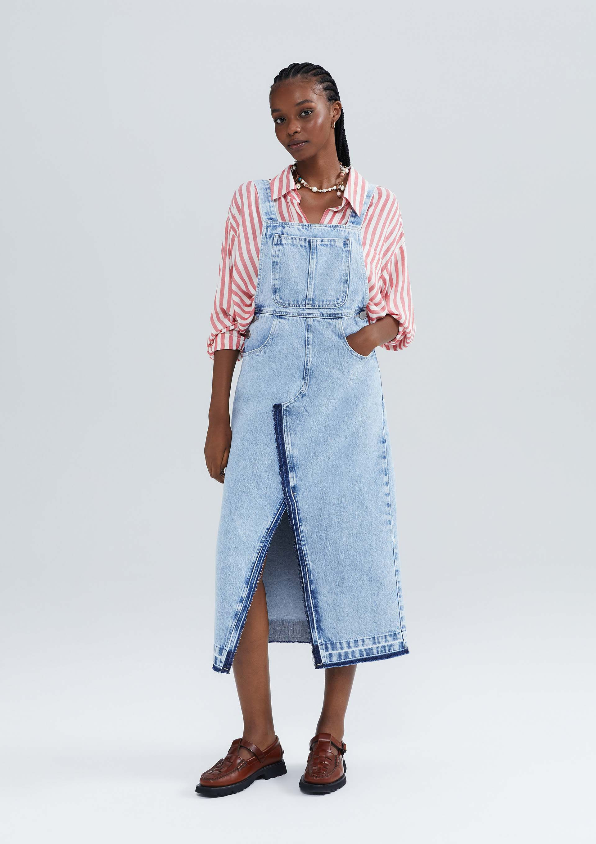 Salopete Jeans Longa Com Fenda