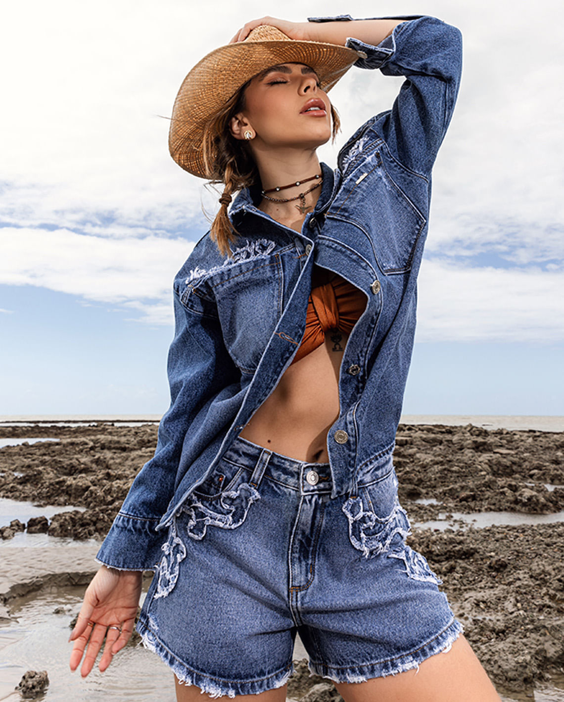 CAMISA JEANS OVERSIZE FEMININA COM BORDADO ANA CASTELA 24342