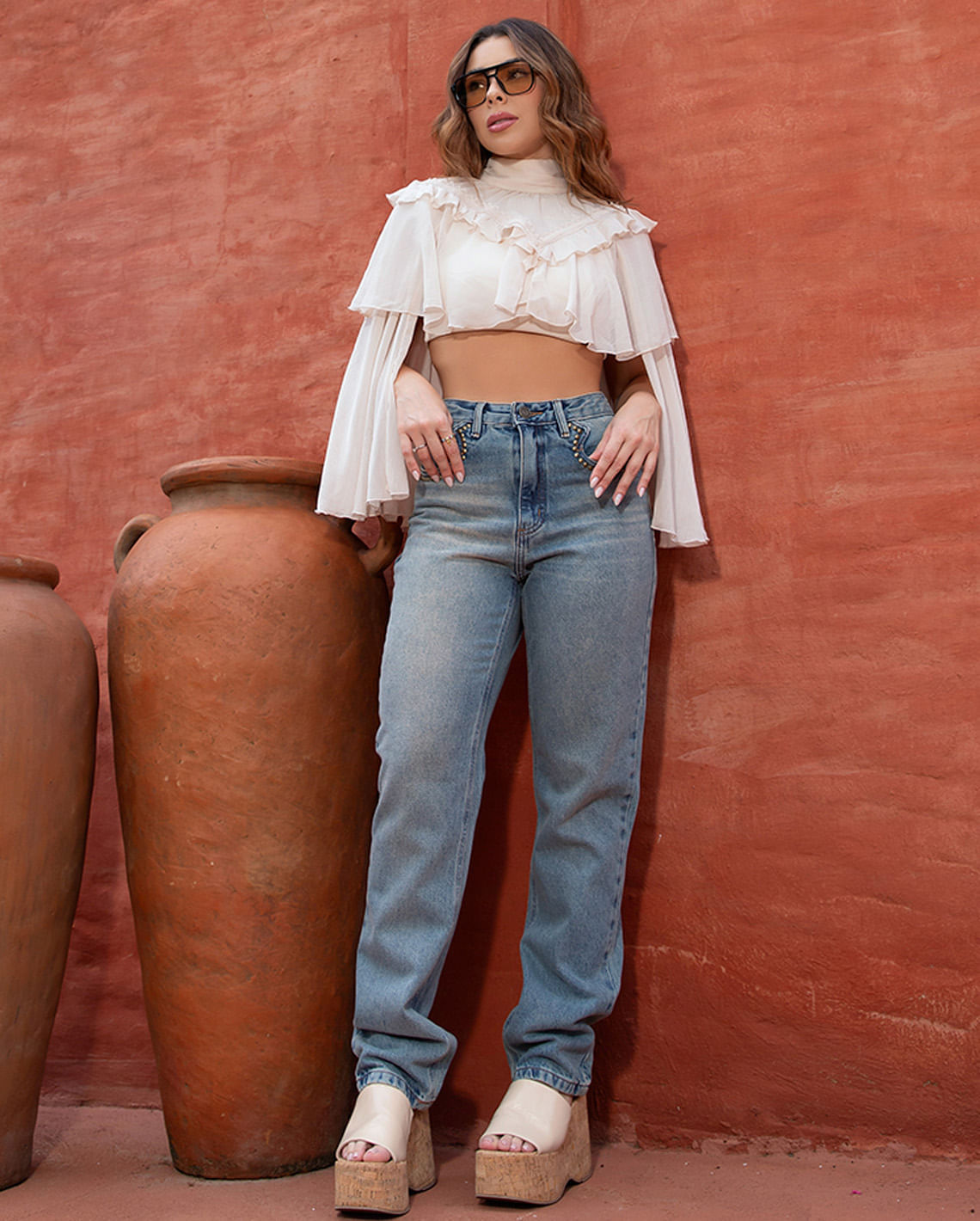 CALÇA JEANS RETA FEMININA CINTURA ALTA COM APLICAÇÃO ANA CASTELA 24409