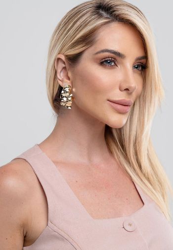 Brinco Semijoia Orgânico Folhas Assimétricas U / Dourado