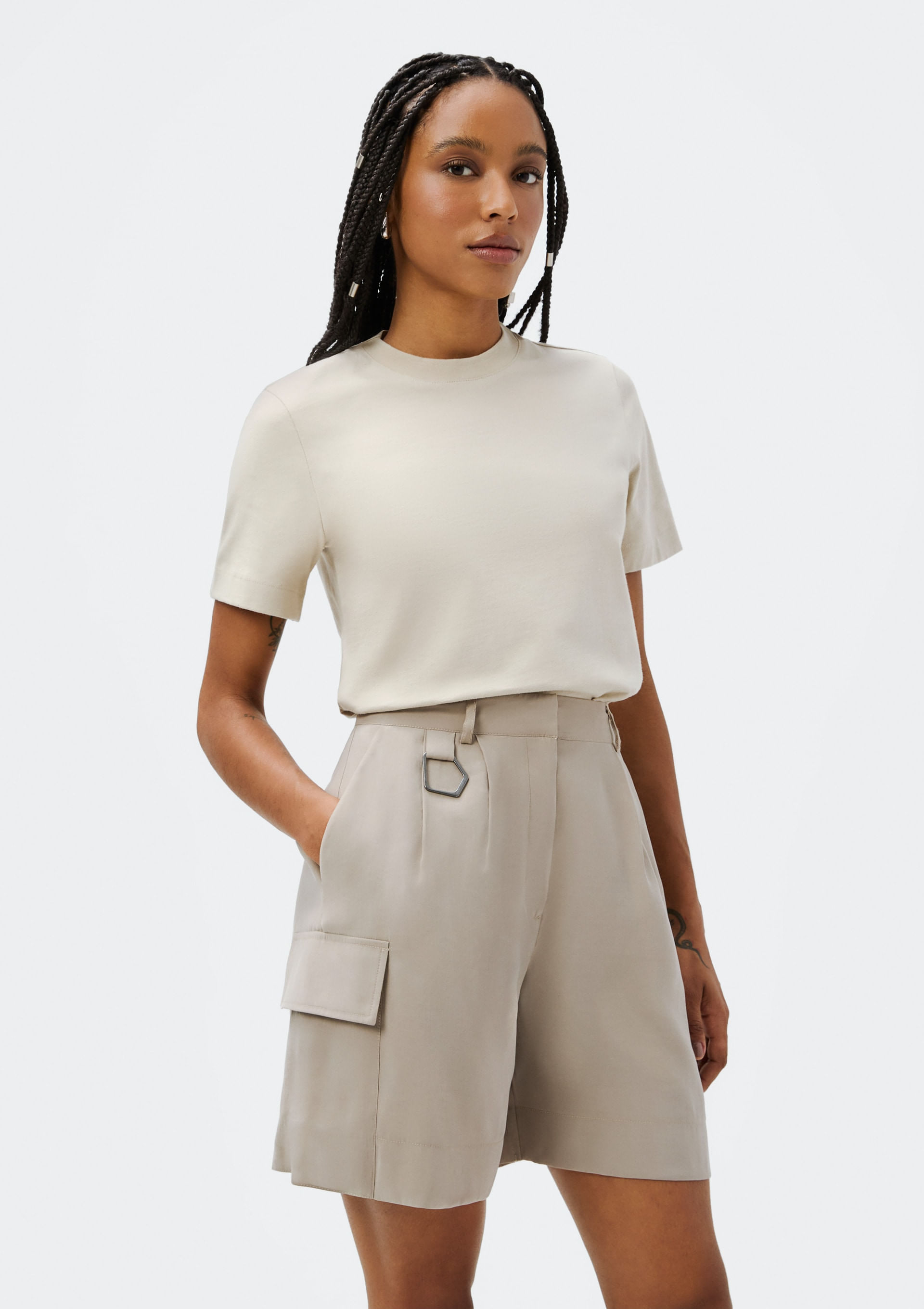Shorts Feminino Cargo Em Alfaiataria