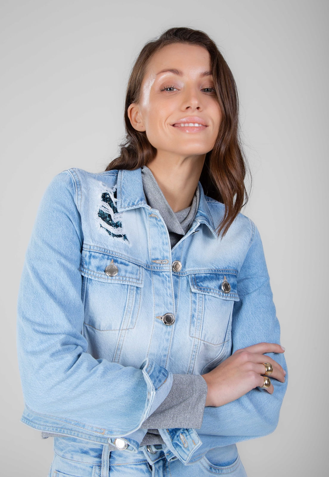JAQUETA JEANS TRAYMON DELAVÊ COM APLIQUE
