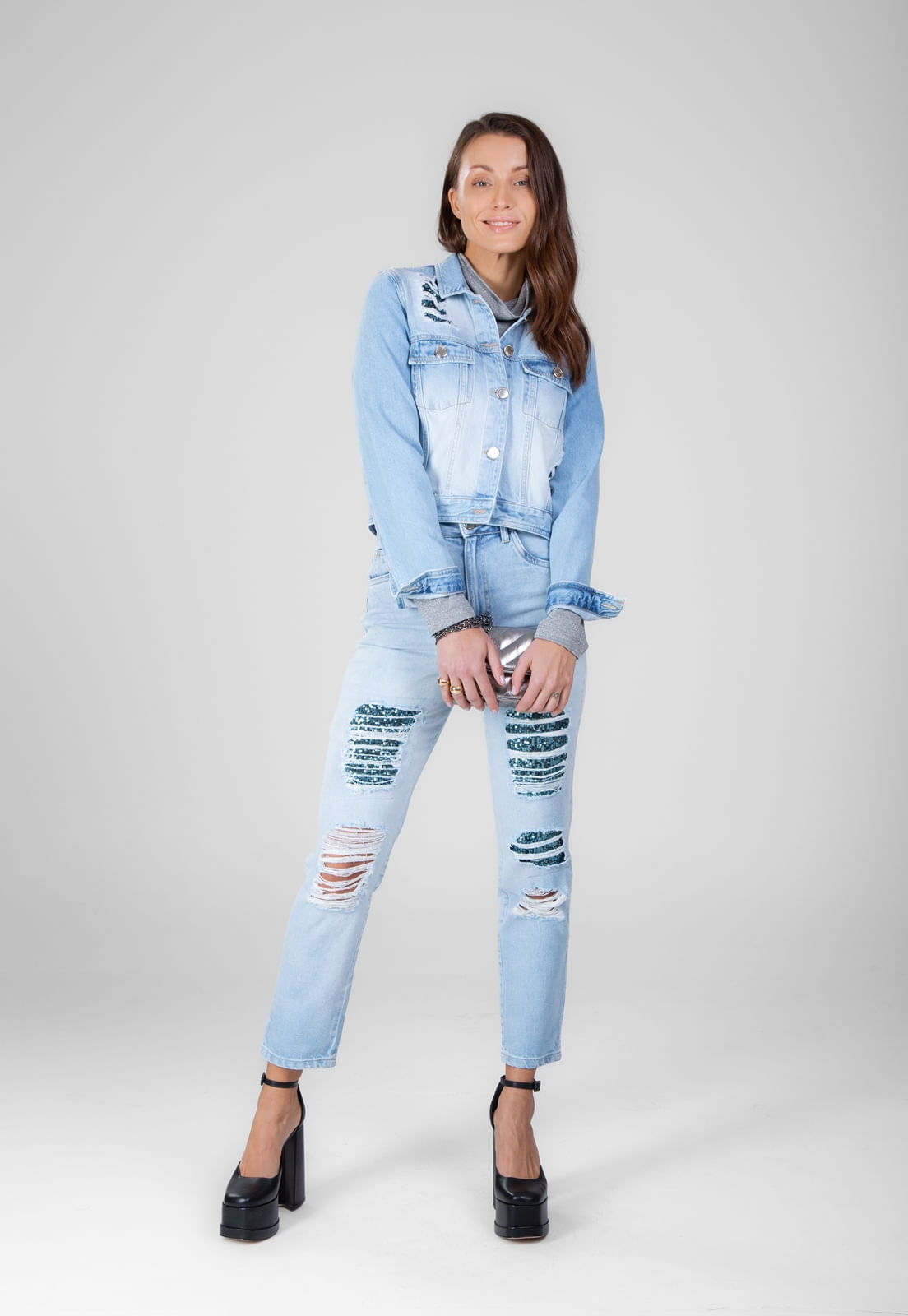 CALÇA JEANS TRAYMON MOM COM APLIQUES