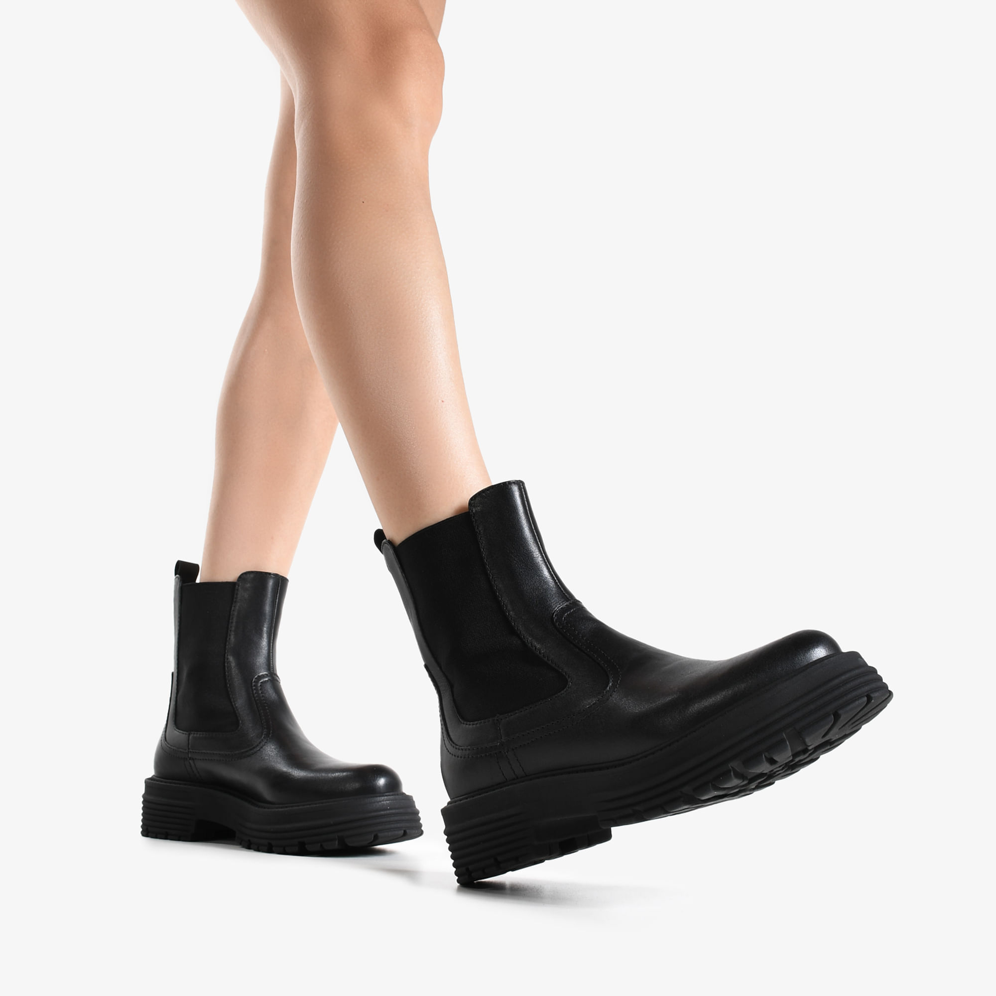 Bota Preta Cano Curto Couro