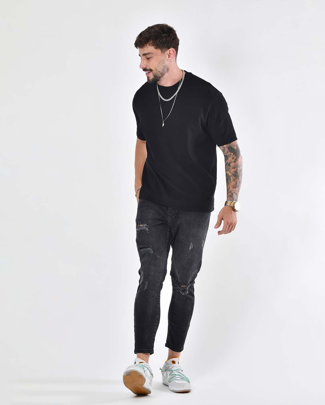 CALÇA JEANS MASCULINA SKINNY PRETA RASGADA COM PUÍDOS