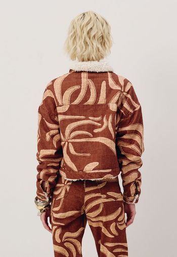 Jaqueta Cropped Sarja Sherpa Estampada Yucca P / Marrom