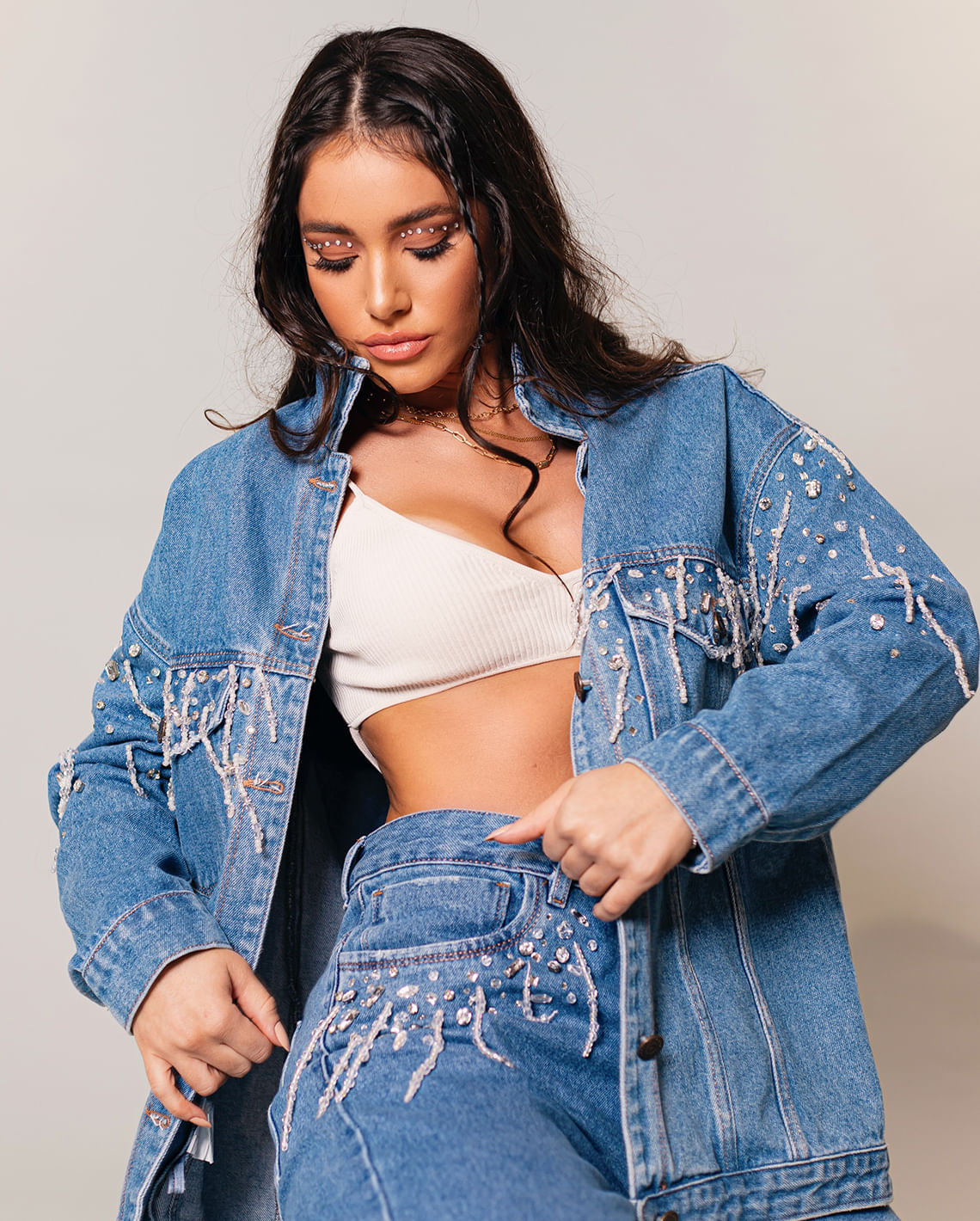 JAQUETA JEANS FEMININA OVERSIZE COM APLICAÇÕES BY - SHINE 21963