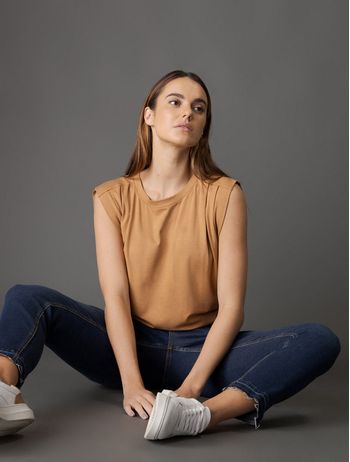 Camiseta Feminina Pregas No Ombro Calvin Klein Jeans - Havana PP