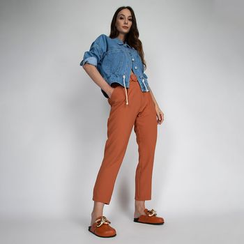 Calça Cenoura Com Pregas Caramelo P / Caramelo
