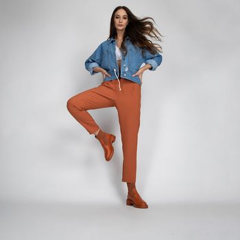 Calça Cenoura Com Pregas Caramelo P / Caramelo