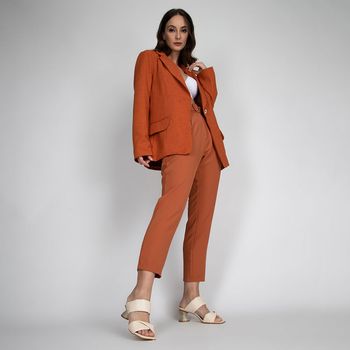Calça Cenoura Com Pregas Caramelo P / Caramelo