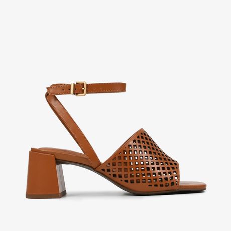Loucos & Santos Sandália Vazada Salto Bloco Médio Couro Napa Caramelo
