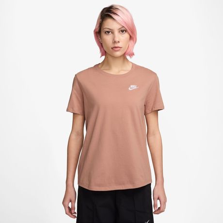Camiseta Nike Sportswear Club Essentials Feminina