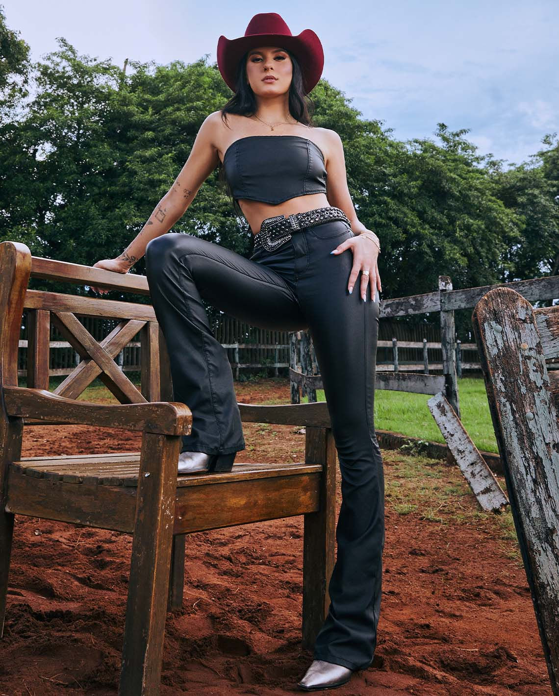 CALÇA MATERIAL SINTÉTICO FLARE PRETA FEMININA CINTURA MÉDIA