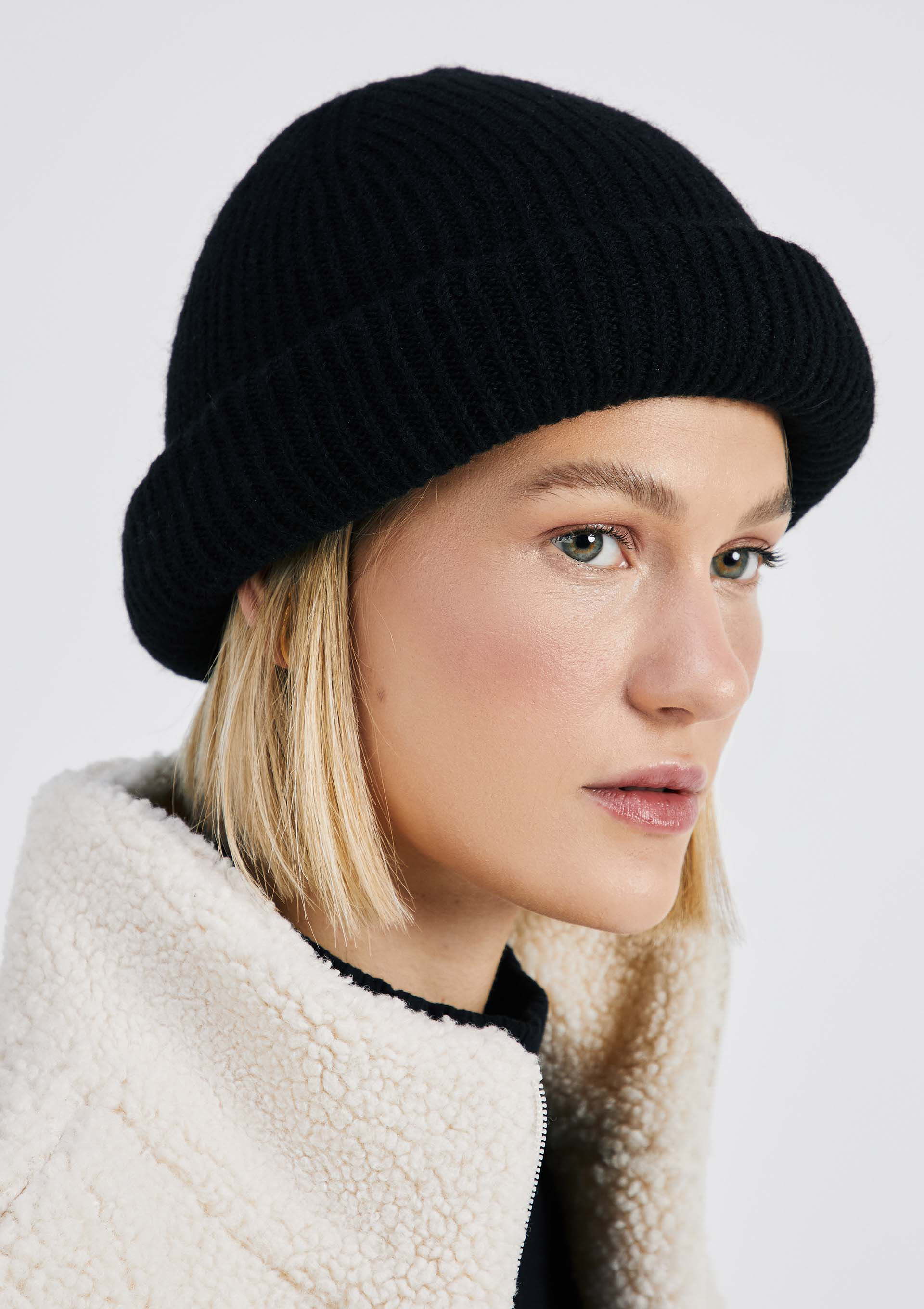 Gorro Feminino Em Tricô Canelado