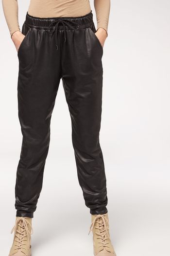 Calça Jogger Efeito Couro - Preto PP / Preto