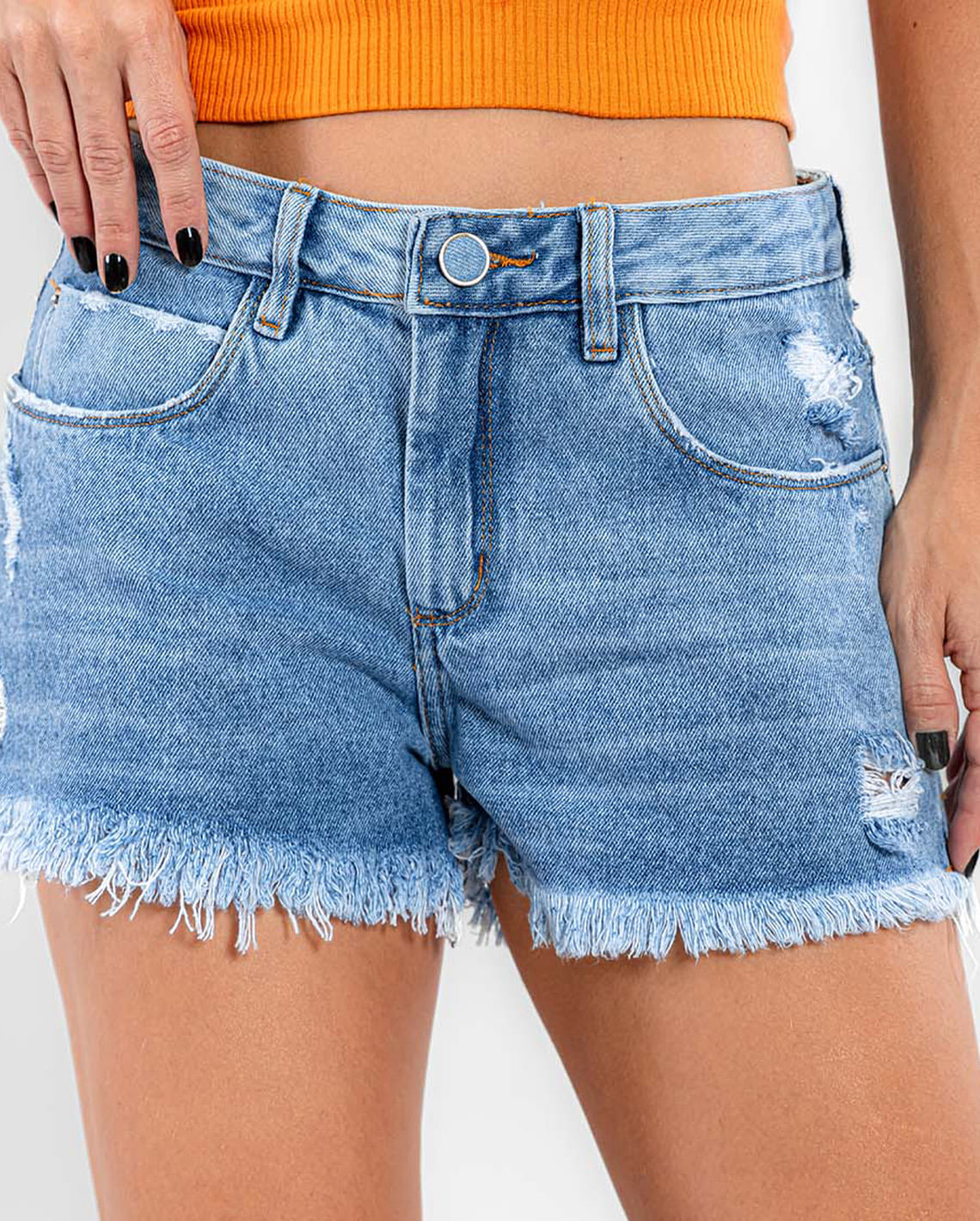 SHORTS JEANS FEMININO BOYFRIEND COM ABERTURA LATERAL NA BARRA DESFIADA ...